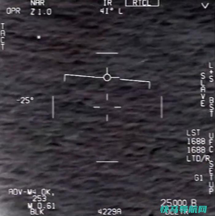 美国前海军飞行员在新闻节目《60分钟》中描述遭遇UFO的场景