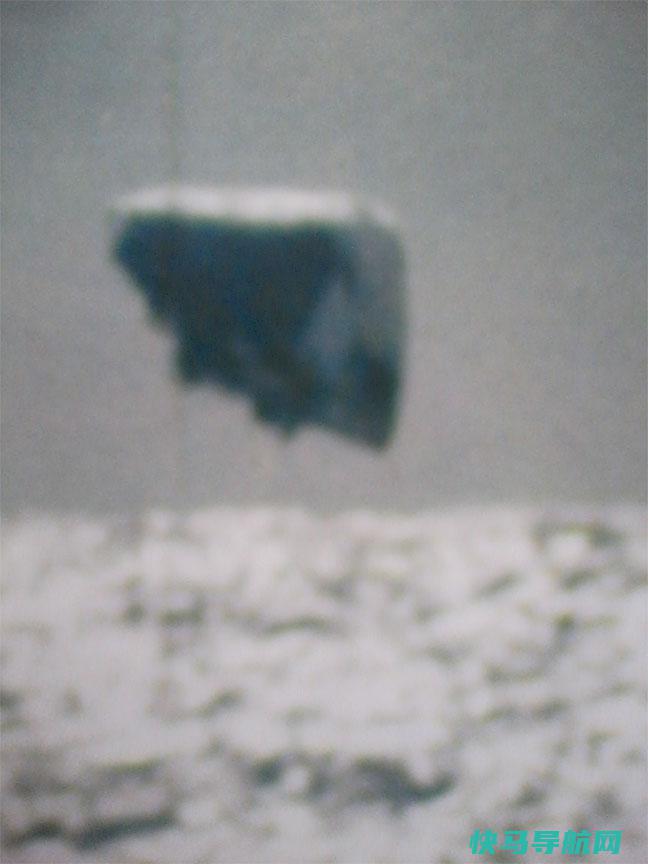 冷战期间美军潜艇在北极附近海域拍摄到不明飞行物出入海面