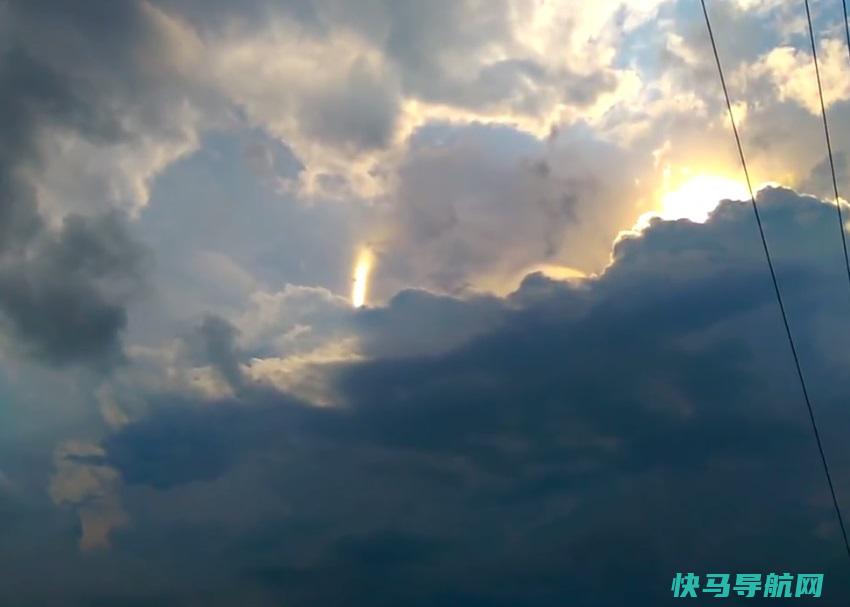 美国再掀UFO疑云：天空传来隆隆巨响 云层出现神秘光柱