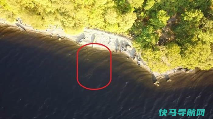 震惊世人的尼斯湖水怪（红圈处）影片，经证明为一场骗局。（翻摄Richard Mavor YouTube频道）
