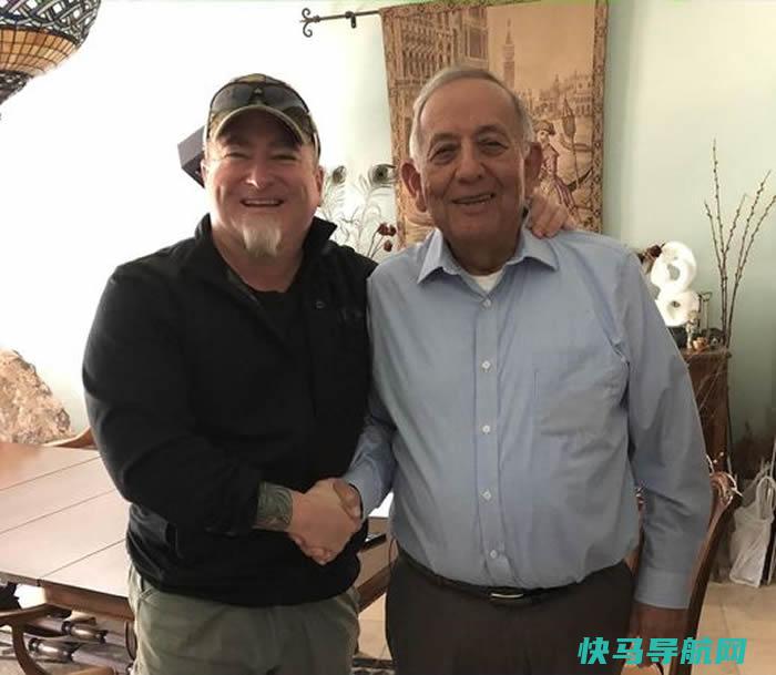 罗伯特（右）长期与前五角大厦探员路易士（Luis Elizondo）协作，独特携手追捕生命。（翻摄Robert Salas IG）