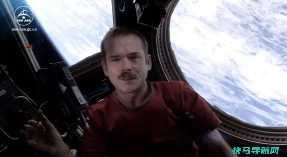国内空间站前加拿大宇航员Chris Hadfield称无关外星UFO的炒作是“愚昧的”