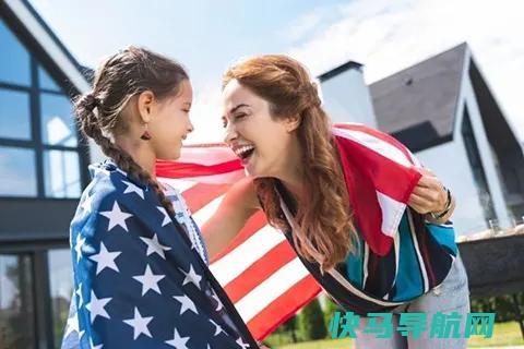 女人和小孩披着USA国旗