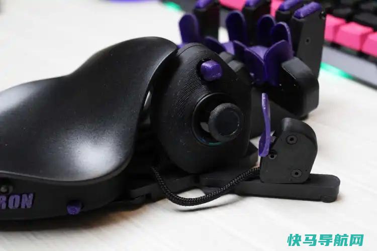 文章:《我得到了这个疯狂的键盘，以提高电脑游戏的水平。我还是很差劲》_配图1