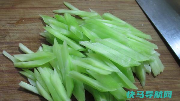 莴笋这个做法，又解馋，隔三差五吃一次，家人