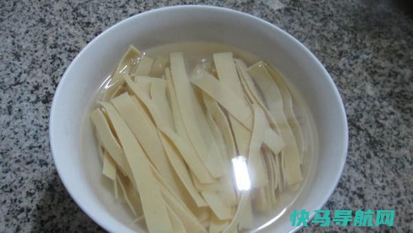莴笋这个做法，又解馋，隔三差五吃一次，家人