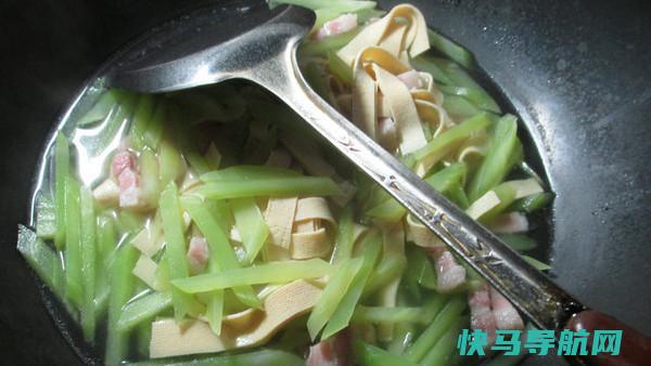 莴笋这个做法，又解馋，隔三差五吃一次，家人
