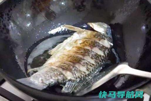 煎鱼时，最直接下油锅，掌握3个技巧，鱼皮不破鱼