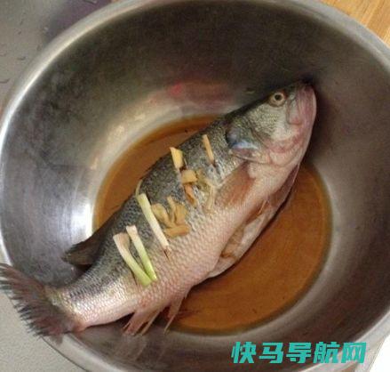 煎鱼时，最直接下油锅，掌握3个技巧，鱼皮不破鱼
