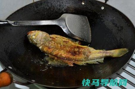 煎鱼时，最直接下油锅，掌握3个技巧，鱼皮不破鱼