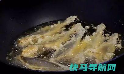 炸鱼有技巧，不用淀粉，不用面粉，用它炸鲜香酥脆