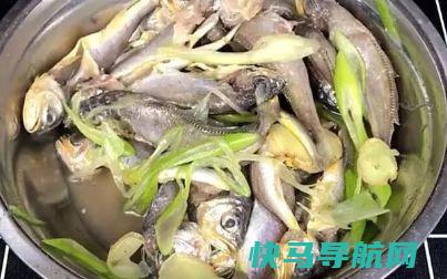 炸鱼有技巧，不用淀粉，不用面粉，用它炸鲜香酥脆