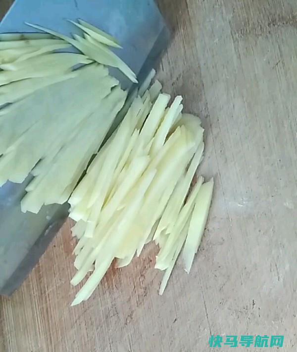 它是碱性食物，女人常吃，嘴巴不臭，头发乌黑，皮肤也嫩