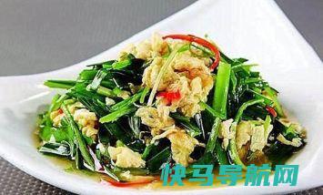 鸡蛋是和它一起煎的，应该在晚春的时候吃。它可以杀死细菌，消炎，温暖腰和膝盖，并受益于早期饮食。