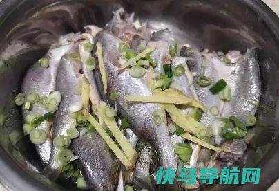 炸鱼时，有人裹面粉有人裹淀粉，大厨都不对，教你最正