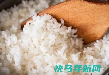 蒸米饭时，只会加水就“废了”，学会这3招，蒸出的米饭太香了