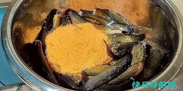 清蒸鱼，先淋热油还是豉油？很多人弄错顺序，难怪鱼肉