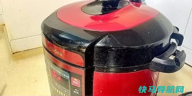 清蒸鱼，先淋热油还是豉油？很多人弄错顺序，难怪鱼肉