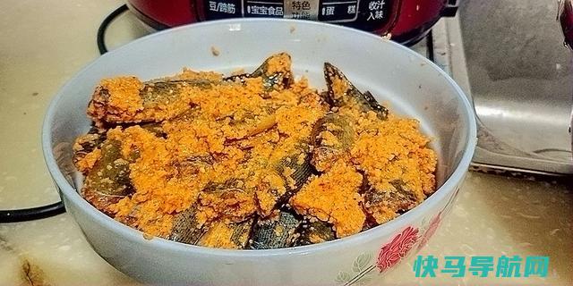 清蒸鱼，先淋热油还是豉油？很多人弄错顺序，难怪鱼肉