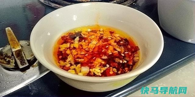 清蒸鱼，先淋热油还是豉油？很多人弄错顺序，难怪鱼肉