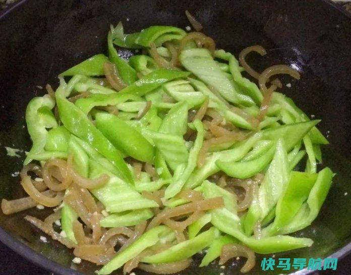 它含丰富的胶原蛋白，隔天吃一盘，皮肤细腻，