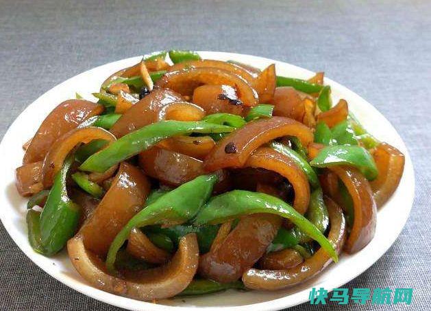 它含丰富的胶原蛋白，隔天吃一盘，皮肤细腻，