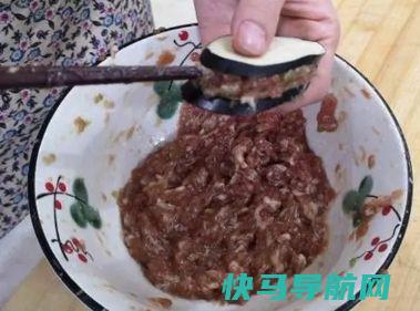 炸茄盒时，有人用淀粉，有人用面粉，大厨全不对，教你正