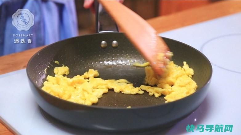 它是天然黄体酮，隔三差五吃，抗住岁月，50岁还不