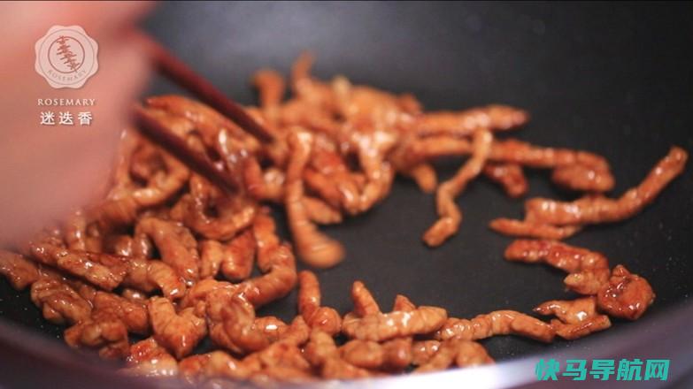 它是天然黄体酮，隔三差五吃，抗住岁月，50岁还不