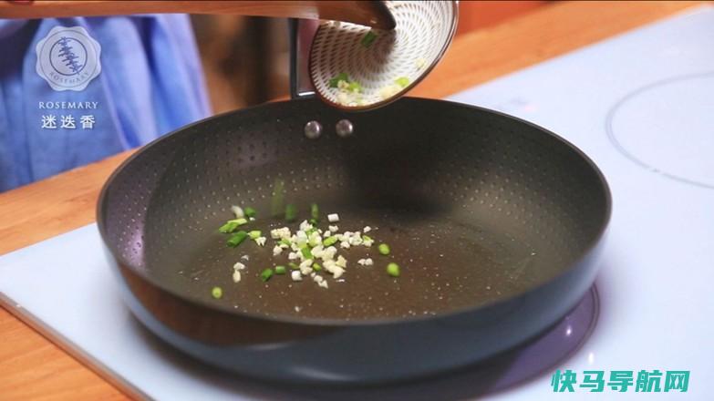 它是天然黄体酮，隔三差五吃，抗住岁月，50岁还不
