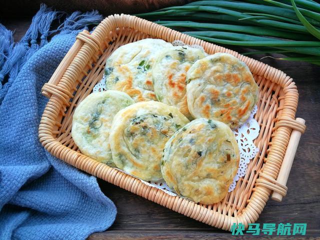 做葱油饼时，不揉面不烫面，两分钟学会，外酥里嫩，放凉