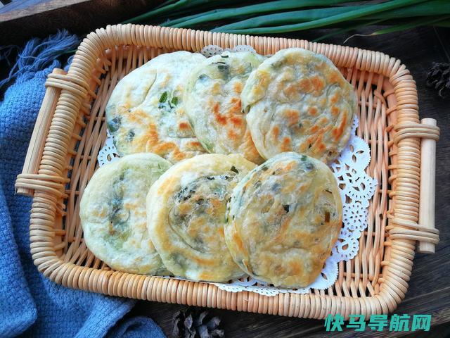 做葱油饼时，不揉面不烫面，两分钟学会，外酥里嫩，放凉