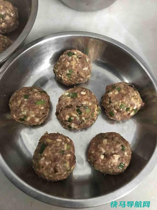 在家这样做红烧狮子头，吃起来肉质鲜嫩有营养，做法