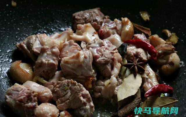 做啤酒鸭时，直接炒就错了，不要犯错误，啤酒鸭才