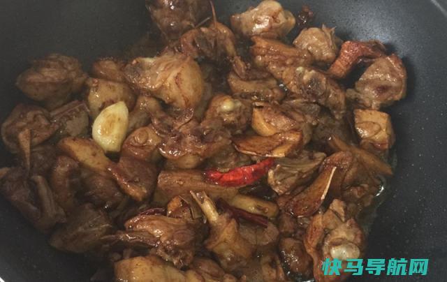 做啤酒鸭时，直接炒就错了，不要犯错误，啤酒鸭才