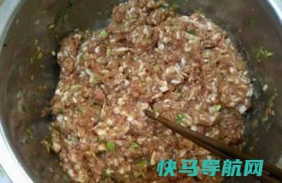 白菜猪肉饺子，调馅时这样调，饺子鲜美，比三鲜饺
