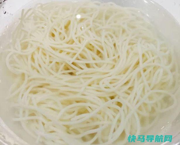 家常炒面时，面条煮熟过凉是错的这才是正确方法，面