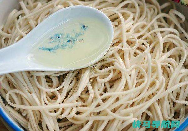 家常炒面时，面条煮熟过凉是错的这才是正确方法，面