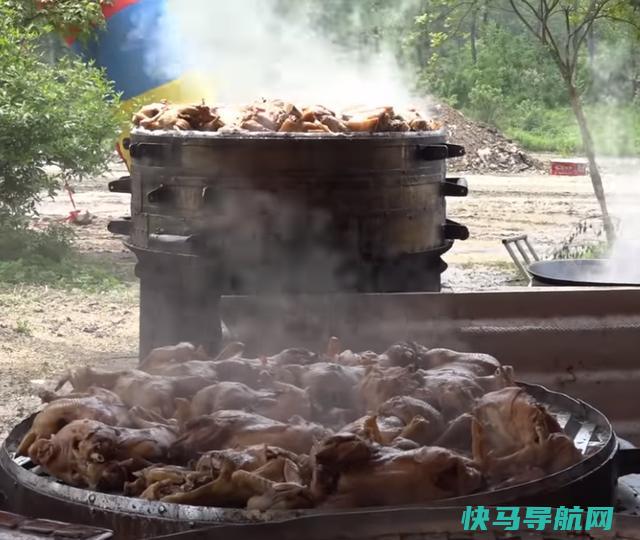 大叔卖祖传蒸鸡，一只28元，一天能卖上千只，一年360