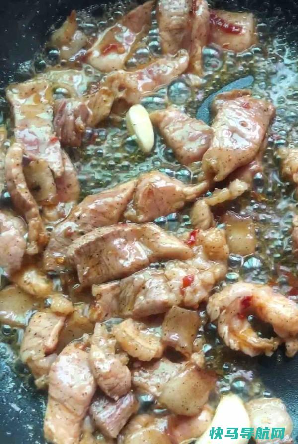 青椒炒肉，青椒辣脆，肉香四溢，特别是用它腌肉
