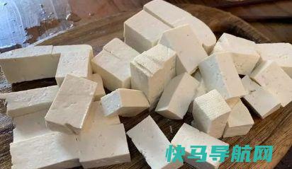 炖豆腐时，千万别直接下锅炖，多加这一步，豆腐不碎，鲜嫩更入味