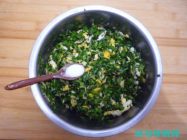 姥姥做的韭菜盒子，不油炸更健康，3分钟学会，再也不