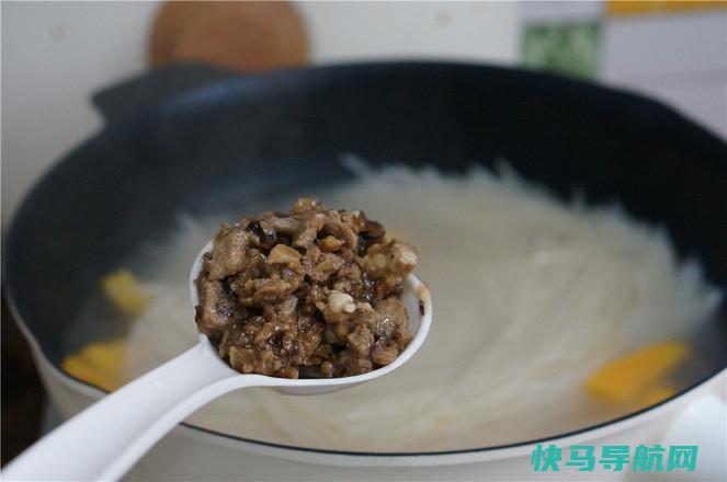 自从学会了米粉这做法，我家隔三差五就做，闺女点名