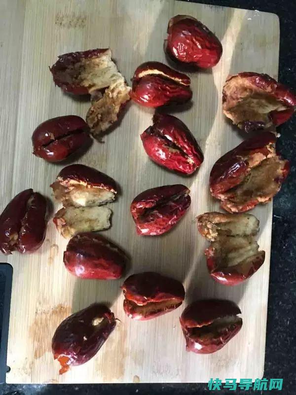 它是天然补血丸，女人每天吃几颗，，更水灵