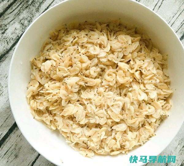 它是钙库，吃一次，等于五杯，四根排骨，老人孩子要