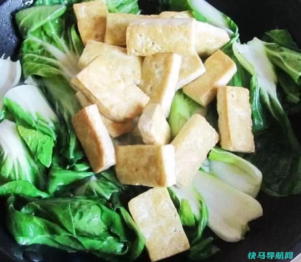 白菜豆腐绝配，教你这比荤菜还又下饭，小孩