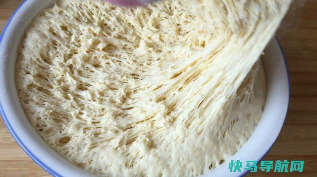 面粉中打入2个鸡蛋，不油炸不烙饼，比馒头好吃，比面