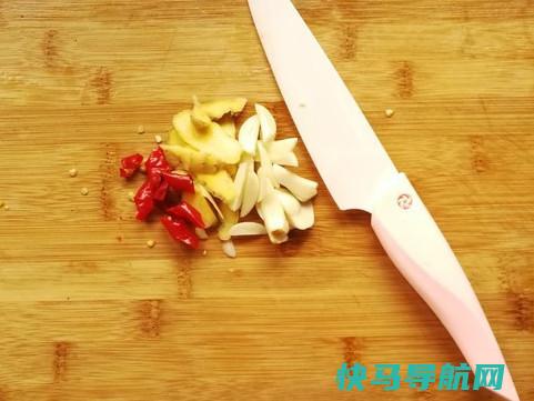 儿子天天就馋这道菜，炖一锅都不够吃，比还香，啃