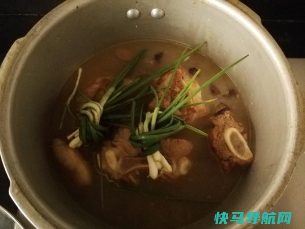 儿子天天就馋这道菜，炖一锅都不够吃，比还香，啃