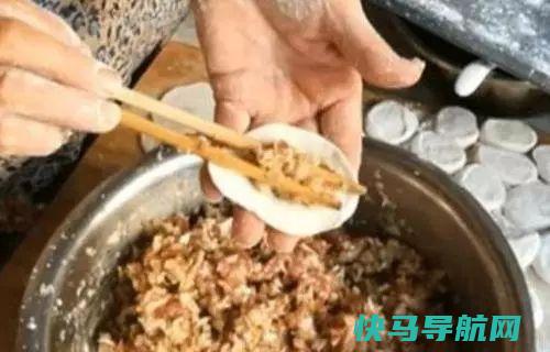 白菜饺子，有人焯水有人直接包，其实都不对，这才是正